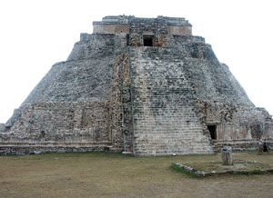 Человеческие жертвоприношения на вершинах знаменитых ступенчатых пирамид майя не умилостивили разгневанную биосферу (фото с сайта www.bluffton.edu)