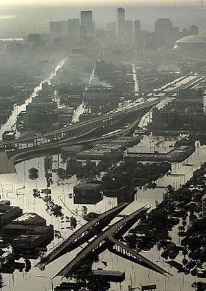 Вместе с дамбами в Новом Орлеане, обрушившимися под натиском урагана «Катрина», рухнула и вера жителей США в то, что правительство способно защитить их от чрезвычайных ситуаций (на фото: затопленный Новый Орлеан, август 2005 года). Изображение с сайта static.flickr.com