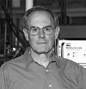 Уэлфорд Кастельман и группа исследователей из Пенсильванского университета обнаружили, что кластеры алюминия можно заставить подражать другим химическим элементам (фото с сайта www2.chem.psu.edu)