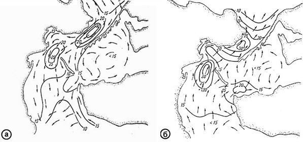 При северных ветрах в Керченском проливе преобладает поток из Азовского моря (а) с максимальными скоростями течений в северной части пролива до 40-70 см/с (1,5-2,5 км/ч). При южных ветрах в проливе наблюдается черноморский поток (б) с максимальными скоростями до 3 км/ч. Повторяемость азовских течений в среднем за год составляет 58%, а черноморских - 42% случаев. Цифры на изолиниях - средние скорости течений в см/с