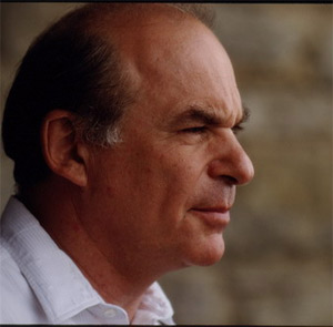 Джон Шварц: «В начале <nobr>1990-х</nobr> ученые, защитившие докторскую диссертацию по теории струн, с трудом могли найти работу. Сейчас подобные эксперты нарасхват» (фото с сайта www.popmech.ru)