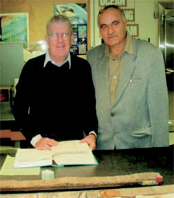 Билл Райан — автор идеи Черноморского потопа (слева), А.Л. Чепалыга — автор концепции Понто-Каспийского потопа (справа). Исследование образцов керна глубоководного бурения на дне Черного моря в Ламонтской лаборатории Колумбийского университ