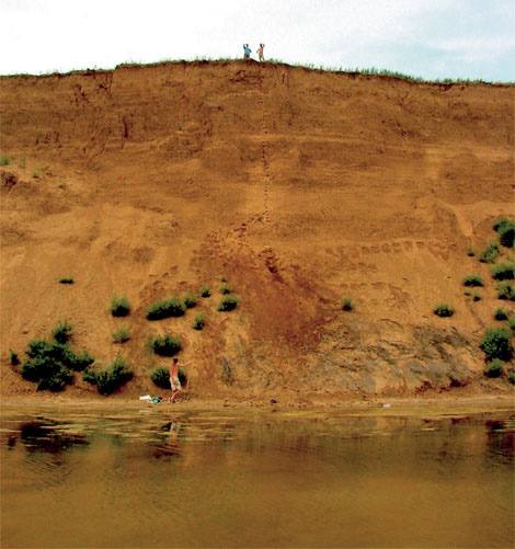 Обнажения хвалынских отложений эпохи экстремальных затоплений (шоколадных глин) на берегу озера Маныч-Гудило (изображение с сайта www.sciam.ru)
