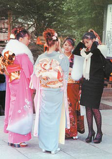 Даже вполне современные студентки Японии придерживаются традиций не только в праздничной одежде, но и в речи: она, как и в давние времена, довольно сильно отличается от того, как говорят мужчины