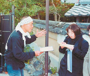 Если мужчине и женщине в Японии предстоит выступить перед публикой, то, как и в повседневной жизни, партнерше отводится определенная роль. В то время как мужчина ведет разговор, переходит от одной темы к другой, женщина имеет право только вставлять возгласы удивления или поощрительные междометия