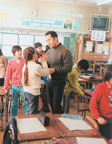 Уже в детских садах и школьных учреждениях девочкам прививают определенные правила поведения. Им полагается быть сдержаннее, во время опроса они никогда не станут тянуть руку, чтобы дать правильный ответ. И даже в беседе с сенсеем – классным руководителем – они должны соблюдать речевую субординацию