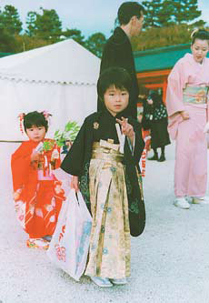 Эти маленькие девочки с детства учатся носить кимоно – традиционный японский наряд. Сохранят ли они, когда вырастут, и традиционные для женщин обороты речи? Все зависит от того, займут ли они активную жизненную позицию или ограничат сферу своей деятельности домом и семьей