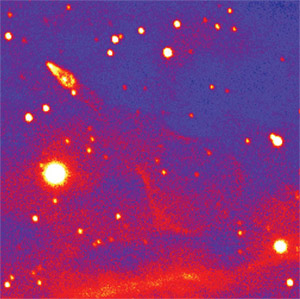 Туманность Гитара — это ударная волна, расходящаяся за нейтронной звездой (у стрелки), которая несется сквозь газ со скоростью 1600 км/с. Чтобы сообщить звезде такую скорость, взрыв должен быть весьма несимметричным (фото: www.sciam.ru)