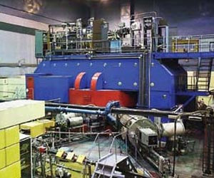 Ускоритель первой ступени комплекса DRIBs - циклотрон У-400М (фото автора, «Наука и жизнь»)