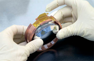 Международный эксперимент Edelweiss II, проводимый физиками из Франции, Германии и России, ставил целью обнаружение слабо взаимодействующих с обычной материей частиц. На снимке — германиевый криогенный детектор (изображение: «Популярная механика»)