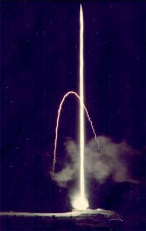 Запуск метеорологической ракеты на острове Хейса (ЗФИ). Фото П. С. Владимирова. Изображение: «Химия и жизнь»