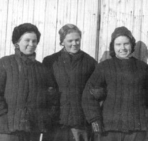 Впервые женщин взяли в ледниковую экспедицию. Любовь Воронина, Татьяна Псарева, Нина Базанова. Фото М.Г.Гросвальда. Изображение: «Химия и жизнь»