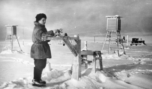 Любовь Воронина проводит актинометрические наблюдения. Фото М.Г.Гросвальда. Изображение: «Химия и жизнь»