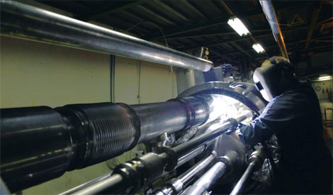 Ремонт магнита в 2007 году пришлось провести после того, как во время проверки на механическую прочность обнаружился дефект конструкции. Изображение «В мире науки»