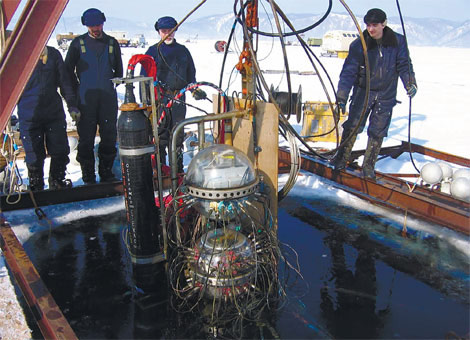 Погружение глубоководного источника света на основе газового лазера и двух модулей управляющей электроники детектора. Изображение «В мире науки»