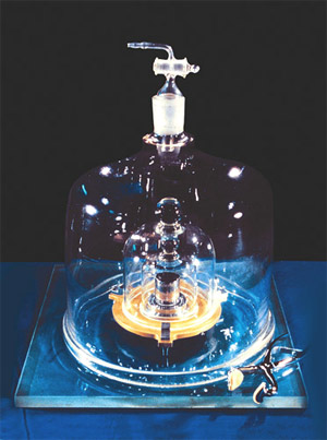 Эталон Эталон килограмма почти 120 лет хранится во Франции. За это время его масса уменьшилась на немалую величину (до 0,1 мг). Это цилиндр из платиново-иридиевого сплава 3,9 см высотой и в диаметре. Для ученых плавающая единица измерения — большая помеха, которая отражается на результатах точных работ. Многие эталоны (в частности, метр) со временем были усовершенствованы. Один из претендентов на роль нового эталона килограмма — шар из кристалла изотопа кремния-28, созданный немецкими учеными из Института выращивания кристаллов. Такой эталон включал бы атомы одного типа и имел фиксированную массу. Изображение: «Популярная механика»