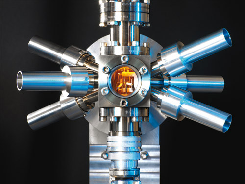 В стронциевых оптических часах ионы стронция помещены в оптическую ловушку на перекрестье шести лазерных лучей. Под воздействием электромагнитных волн лазеров ионы прочно «сидят» в энергетических ямах, слабо взаимодействуя друг с другом и излучая голубой свет с частотой около 429 терагерц. Стронциевые часы в тысячу раз точнее цезиевых, используемых сегодня как эталон времени и частоты. Возможно, вскоре эталон будет заменен. Изображение: «Популярная механика»