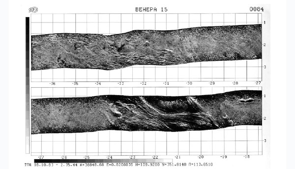 Часть полосы изображения поверхности Венеры, полученного в первом сеансе съёмки 16 октября 1983 года аппаратом «Венера-15». По горизонтали отложена в градусах орбитальная долгота, отсчитанная от перицентра орбиты, по вертикали — орбитальная широта, отсчитанная от плоскости орбиты. Космический аппарат двигался слева направо, его трасса проходила выше полосы. Регулярные смещения полосы относительно плоскости орбиты связаны с изменением высоты аппарата, двигавшегося по сильно вытянутой эллиптической орбите, нерегулярные — вызваны местным рельефом. Изображение: «Наука и жизнь»