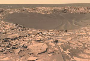 Рис. 2. С поверхности Марса космические аппараты передают изображения метеоритных кратеров и каменистой поверхности, покрытой пылью. Фото NASA. Изображение: «Наука и жизнь»