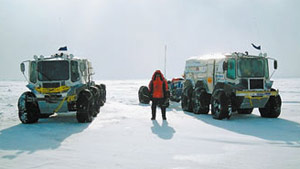 Российские автомобилисты на Северном полюсе. Экспедиция под руководством В. И. Елагина добралась до полюса на специальных автомобилях «Емеля». 2009 год. Изображение: «Наука и жизнь»