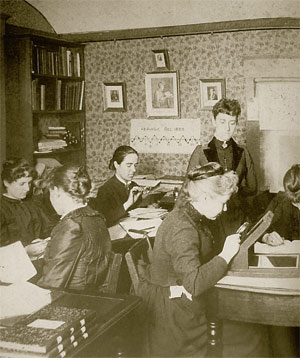 Группа первых в мире женщин-астрономов, работавших в Гарвардской обсерватории. Эти трудолюбивые дамы ввели всемирно известную классификацию звёзд: O, B, A, F, G, K, M. Фотография из книги Х. Купера и Н. Хенбеста «История астрономии».