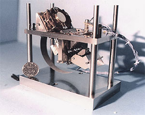 Сейсмометр OPTIMISM, созданный для миссии «Марс-96». Размеры 9х9х9 см, масса 405 г, возможность измерения до 10–8 м с–2 при 1 Гц. Разработан группой учёных парижского Института физики Земли. Изображение: «Наука и жизнь»
