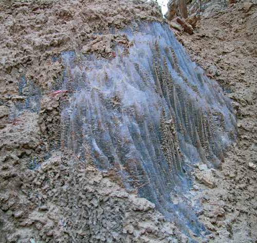 Главная движущая сила извержений грязевых вулканов — избыточное пластовое давление, не скомпенсированное весом вышележащей осадочной толщи. Снятие этого давления может происходить либо постепенно — тогда из недр к поверхности медленно поднимаются («всплывают») огромные массы пластичных осадков, прежде всего солей и глин. Реальная «иллюстрация» этого процесса — Сдомский соляной купол (диапир), расположенный к югу от бассейна Хатрурим. <i>На</i> <i>фото — </i>соляные «скульптуры» Сдомского диапира. Израиль, 2005 г. Фото Э. Сокол («Наука из первых рук»)