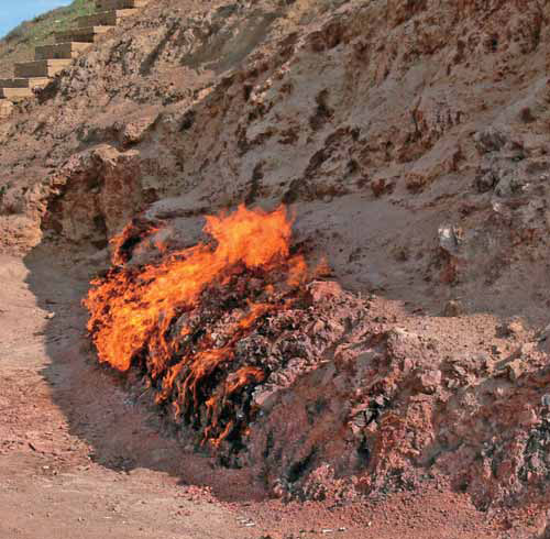 Горящие газовые струи — «вечные огни» грязевого вулкана Янар-Даг. Апшерон, 2008 г. Фото Е. Вапника. («Наука из первых рук»)