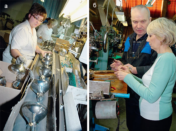 (а) Установка цоколя на большие лампы — операция очень ответственная. На автомате цоколевания ламп работает оператор Евгения Васильева. (б) Электроды сваривают из трёх проволочек: медной, стальной и ферроникелевой. Операция эта требует тщательной наладки сварочного автомата. Начальник производства Нина Лепшова и сварщик Валерий Тимофеев возле установки для сварки электродов. Фото: «Наука и жизнь»