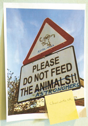 Астрономы шутят: такой плакат висит в аппаратной VLT