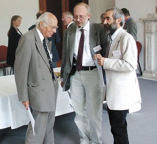 Сэр Эндрю Хаксли (слева) с авторами статьи (2003 год)