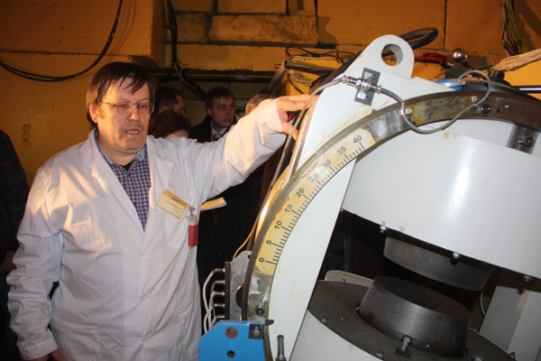 Александр Куклин, начальник группы малоуглового рассеивания лаборатории, показывает, как организована работа с образцами. Фото: «Наука и жизнь»