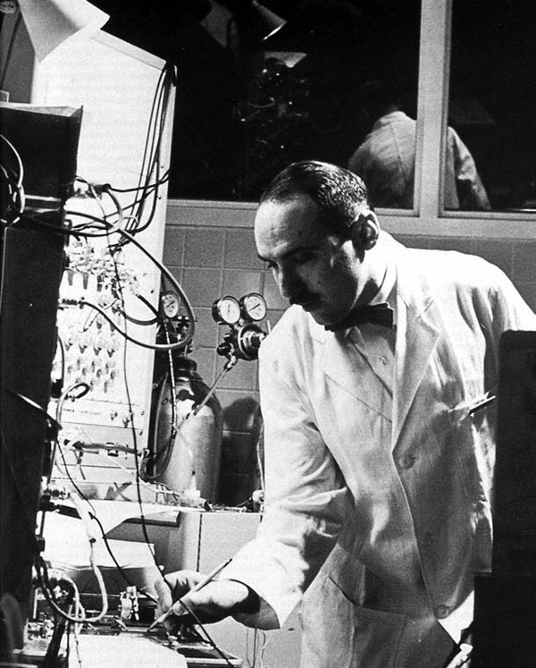 Е. Азеринский в своей лаборатории в Филадельфии, начало 1960-х (с сайта lh3.googleusercontent.com)