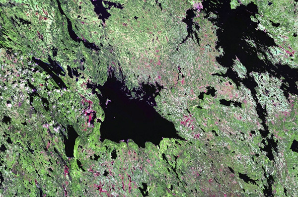 Самый древний: кратер Суавъярви (Россия). d=16 км, возраст 2,4 млрд лет. Древнейший в мире кратер Суавъярви находится в Карелии, неподалеку от Медвежьегорска. Диаметр кратера — 16 км, но обнаружить его даже на спутниковых картах крайне трудно из-за геологических деформаций. Шутка ли — метеорит, создавший Суавъярви, обрушился на Землю 2,4 млрд лет тому назад! Впрочем, некоторые не согласны с версией о Суавъярви. Существует мнение, что найденные там импактные породы образовались в результате череды мелких столкновений значительно позже. Фото Diomedia