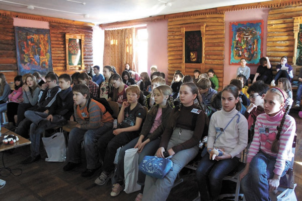 Дети слушают лекцию по моделированию белков. Фото автора