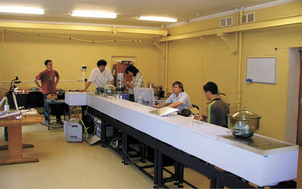 Молодежь за работой на Фурье-спектрометре Bruker IFS-125HR