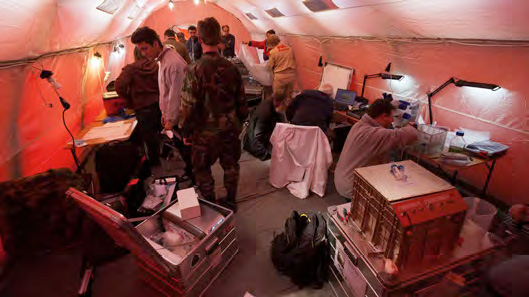 Первые исследования в полевых условиях: у животных берут анализы и проверяют их реакции на окружающую обстановку. В частности, мышей подбрасывают под потолок палатки и смотрят, как они приземляются на мягкую подушку. В норме животные умеют переворачиваться в полете, чтобы приземлиться на лапы. Но космический полет так нарушает работу вестибулярного аппарата, что зверькам удается это сделать только через несколько суток