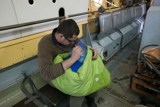 Рекордное время — всего одиннадцать часов — понадобилось исследователям, чтобы разгрузить спускаемый аппарат и привезти животных в Москву, в лабораторию Института медико-биологических проблем...