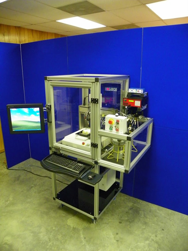 Биопринтер. Процессу биопечати предшествует создание трёхмерной модели ткани или органа. Детализированная компьютерная модель включает все виды клеток, образующих ткань, особенности сосудистого рисунка, анатомического строения. В биопринтер загружают шарикообразные конгломераты клеток - самособирающиеся тканевые сфероиды, окружённые тонким слоем специального гидрогеля. Тому или иному типу ткани будущего органа отвечают свои клетки, для каждого типа которых в картридже предусмотрено отдельное отверстие. Полученная трёхмерная печатная биоконструкция помещается в биореактор для ускоренного достижения полного развития, защиты от инфекции и поддержания жизнеспособности. В биореакторе будущий орган находится в некоем коктейле, состоящем из комбинации факторов развития ткани и имитирующем настоящую среду организма. Фото: www.virtualycus.org