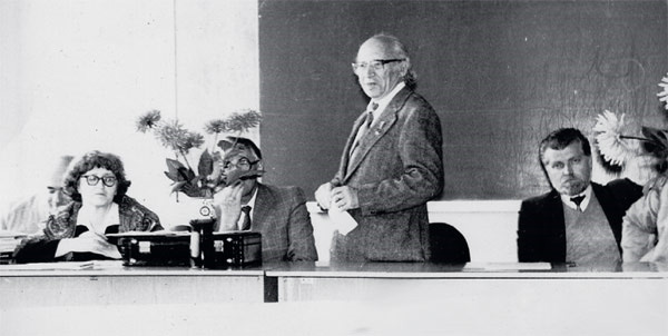 Гельфанд выступает на Всесоюзной конференции учителей, работающих в ВЗМШ (конец 1960-х годов). На фотографии слева направо: Ж. М. Раббот, Е. Г. Глаголева, В. Ф. Овчинников, И. М. Гельфанд. (Из личного архива автора.)