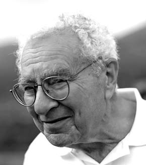 Американский физик-теоретик Марри Гелл-Манн (родился в 1929), лауреат Нобелевской премии по физике в 1969 год «за открытия, связанные с классификацией элементарных частиц и их взаимодействий» («Википедия»)