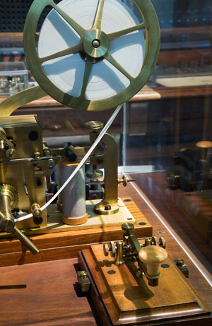 Телеграфный аппарат. На переднем плане ключ Морзе (передатчик), на заднем — приёмник