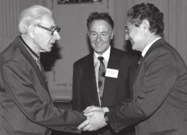 Дж. Сорос (<i>справа</i>) награждает В. Александрова дипломом соросовского профессора. <i>В</i> <i>центре</i> — В. Сойфер. Фото с сайта lebed.com