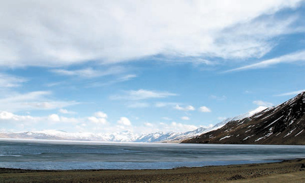 Озеро Цо-Морири, 10 мая 2013 года. Цо по-тибетски — «озеро». В 1875 году здесь побывал художник В.В. Верещагин. Фото С. Литвинчука
