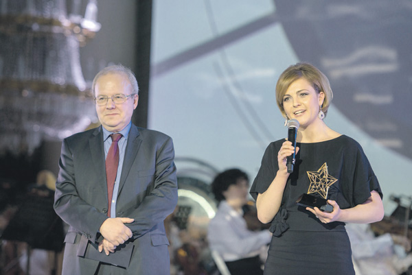 Наталия Потапова, одна из создателей музея, получает премию из рук академика РАН Алексея Хохлова. Фото предоставлено пресс-службой Минобрнауки