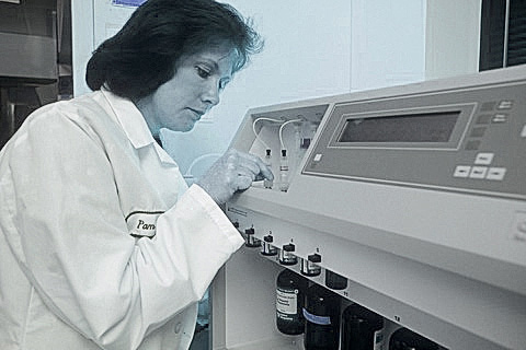 <b>Cинтез  олигонуклеотидов</b><br> В современных лабораториях процесс создания коротких фрагментов ДНК с заданным кодом полностью автоматизирован. Небольшие научные группы, которые не могут позволить себе собственный синтезатор, заказывают олигонуклеотиды у коммерческих фирм.