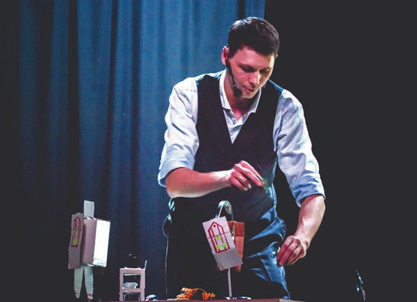 Победитель научных боев Алексей Иваненко постарался объяснить передвижения фотонов максимально наглядно