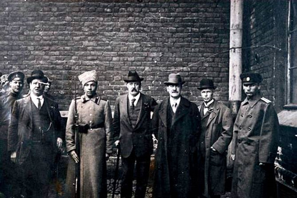 Уэллс и его сын Джип (<i>третий и второй справа</i>) с сопровождающими лицами в Москве. Джип пытался изучить русский язык, но немногим более успешно, чем его отец