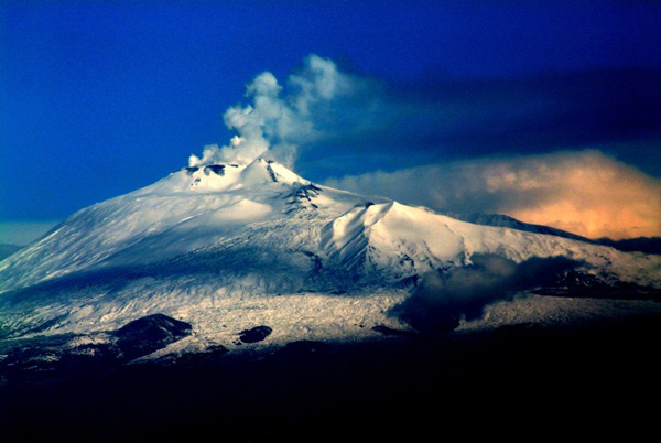 Действующие вулканы — мощные источники пыли в атмосфере. Вулкан Этна. Фото: Josep Renalias/Wikimedia Commons