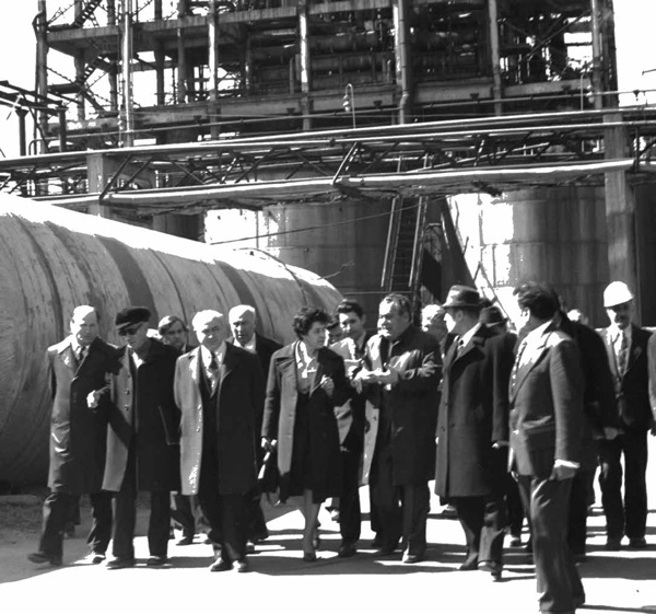 Л. А. Костандов и А. Н. Косыгин во время рабочего визита на одно из предприятий Минхимпрома